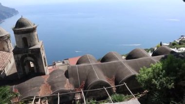 Ravello Campania, İtalya - 22 Eylül 2021: Amalfi kıyıları ve Villa Rufolo bahçelerinden Annunziata Kilisesi