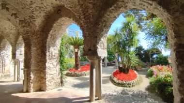 Ravello Campania, İtalya - 22 Eylül 2021: Villa Rufolo 'nun Yemek Odası' ndan bahçelere bakış