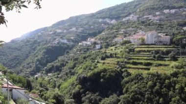Ravello Campania, İtalya - 22 Eylül 2021 Via della Rimembranza 'dan Scala köyünün genel görünümü