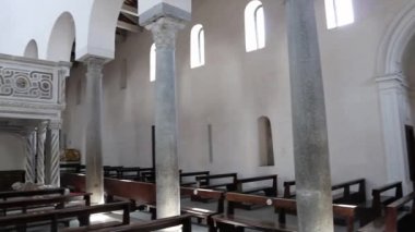 Ravello Campania, İtalya - 22 Eylül 2021: Santa Maria Assunta ve San Pantaleone 'ye adanmış Duomo' nun iç mekanı