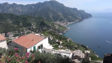 Ravello Campania, İtalya - 22 Eylül 2021: Amalfi kıyıları ve Villa Rufolo bahçelerinden Annunziata Kilisesi