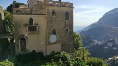 Ravello Campania, İtalya - 22 Eylül 2021: Villa Cimbrone 'dan Pontone köyüne genel bakış