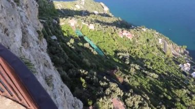 Ravello Campania, İtalya - 22 Eylül 2021: Sonsuz Villa Cimbrone Terası 'ndan kıyı manzarası