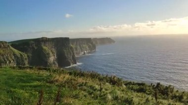 Doolin, County Galway, İrlanda - 17 Eylül 2021: Merdiven başındaki gözlem güvertesinden Moher Uçurumlarına Genel Bakış