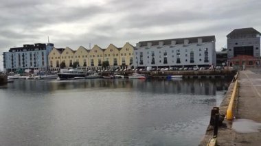 Galway, İrlanda - 17 Eylül 2021: Liman Rıhtımı Yolu Genel Görünümü