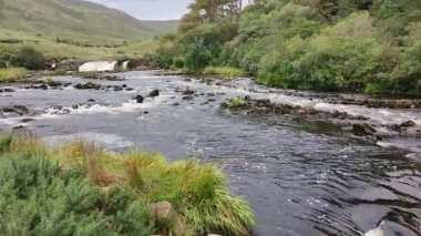 Leenane, County Galway, İrlanda - 18 Eylül 2021: Connemara Ulusal Parkı 'ndaki Vahşi Atlantik Yolu boyunca Erriff Nehri' ndeki Aasleagh Şelaleleri 'nin Genel Görünümü