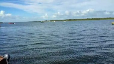 Kinvara, Galway İlçesi, İrlanda - 19 Eylül 2021: İskeleden körfezin genel görünümü