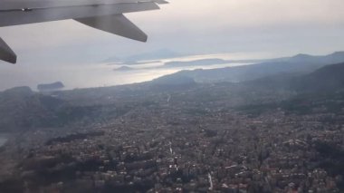 Napoli, Campania, İtalya - 16 Eylül 2021: Uçağın penceresinden şehrin ve Napoli Körfezi 'nin panoraması