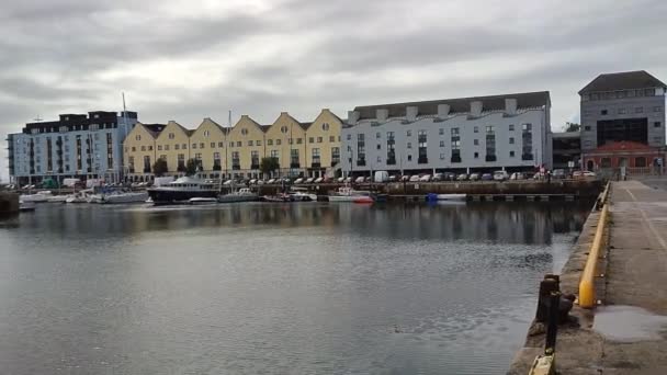 Galway Irlanda Septiembre 2021 Descripción General Del Puerto Desde Dock — Vídeos de Stock