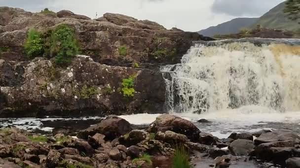 爱尔兰Galway县Leenane 2021年9月18日 Connemara国家公园沿野生大西洋沿岸Erriff河的Aasleagh瀑布概览 — 图库视频影像