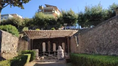 Pompeii, Campania, İtalya - 14 Ekim 2021: Porta Nocera 'daki Necropolis' te antik Roma heykellerinin kalıntıları