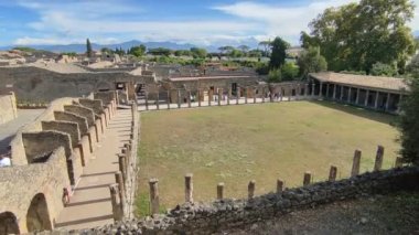 Pompeii, Campania, İtalya - 14 Ekim 2021: Tiyatro Dörtlüsü ve Pompeii Arkeoloji Parkı 'ndaki Üçgen Forum' un tepesinden Teatro Grande 'ye Genel Bakış