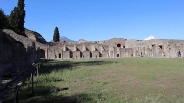 Pompei, Campania, İtalya - 14 Ekim 2021: Pompeii Arkeoloji Parkı 'ndaki Gladyatörlerin Kışlası veya Tiyatroları Quadriportico