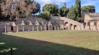 Pompei, Campania, İtalya - 14 Ekim 2021: Pompeii Arkeoloji Parkı 'ndaki Gladyatörlerin Kışlası veya Tiyatroları Quadriportico