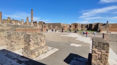 Pompeii, Campania, İtalya - 14 Ekim 2021: Pompei Arkeoloji Parkı 'ndaki ana kamu binalarının bulunduğu ana meydan olan Sivil Forum' un Genel Görünümü