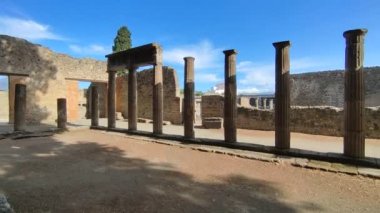 Pompeii, Campania, İtalya - 14 Ekim 2021: MÖ 6. yüzyıldan kalma, Pompei Arkeoloji Parkı 'ndaki yüksek kutsal bir alan olan Üçgen Forum' un Genel Görünümü