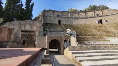 Pompeii, Campania, İtalya - 14 Ekim 2021: Pompeii Arkeoloji Parkı 'ndaki Teatro Grande' ye Genel Bakış