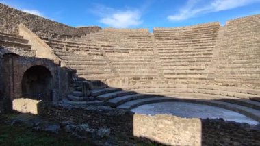 Pompeii, Campania, İtalya - 14 Ekim 2021: Pompeii Arkeoloji Parkı 'ndaki Piccolo Tiyatrosu veya Odeion Genel Görünümü
