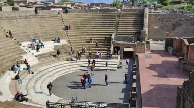 Pompeii, Campania, İtalya - 14 Ekim 2021: Pompeii Arkeoloji Parkı 'ndaki Teatro Grande' ye Genel Bakış