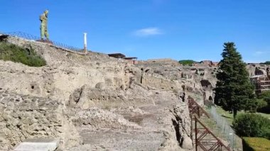 Pompeii, Campania, İtalya - 14 Ekim 2021: Pompeii arkeoloji parkının Piazza Esedra 'daki Porta Marina' nın girişinden antik kentin genel görünümü