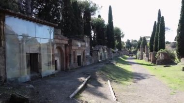 Pompeii, Campania, İtalya - 14 Ekim 2021: Antik Pompei Arkeoloji Parkı 'ndaki Porta Nocera' nın Necropolis 'ine Genel Bakış