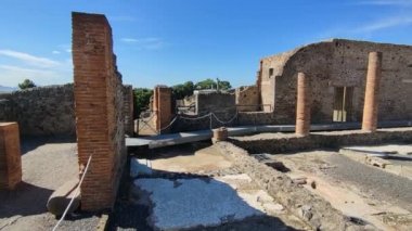 Pompeii, Campania, İtalya - 14 Ekim 2021: Pompeii Arkeoloji Parkı 'ndaki Geometrik Mozaikler Evi kalıntılarının genel görünümü