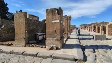 Pompeii, Campania, İtalya - 14 Ekim 2021: Via dell 'Abbondanza ile Pompeii Arkeoloji Parkı' ndaki Via dei Teatri kavşağının kesişmesi