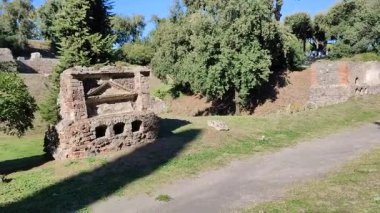 Pompeii, Campania, İtalya - 14 Ekim 2021: Antik Pompei Arkeoloji Parkı 'ndaki Porta Nocera' nın Necropolis 'ine Genel Bakış