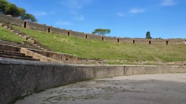 Pompeii, Campania, İtalya - 14 Ekim 2021: Pompei Arkeoloji Parkı 'ndaki arenanın içinden Roma amfitiyatrosunun genel görünümü