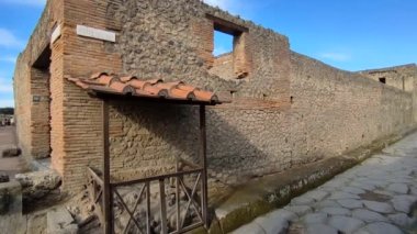 Pompeii, Campania, İtalya - 14 Ekim 2021: Via di Nocera ile Via di Castricio 'nun Pompeii Arkeoloji Parkı' ndaki kesişiminin genel görünümü