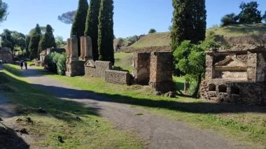 Pompeii, Campania, İtalya - 14 Ekim 2021: Antik Pompei Arkeoloji Parkı 'ndaki Porta Nocera' nın Necropolis 'ine Genel Bakış