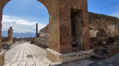 Pompeii, Campania, İtalya - 14 Ekim 2021: Via degli Augustali kavşağında Pompeii Arkeoloji Parkı Via dei Fori kavşağında