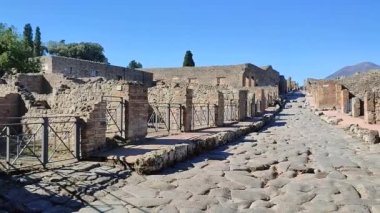 Pompeii, Campania, İtalya - 14 Ekim 2021: Pompeii Arkeoloji Parkı 'ndaki Porta di Stabia' nın girişinden Via Stabiana 'ya bakış