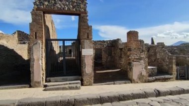Pompeii, Campania, İtalya - 14 Ekim 2021 Via Stabiana, Pompeii Arkeoloji Parkının Porta di Stabia girişinden başlayan en önemli yol.