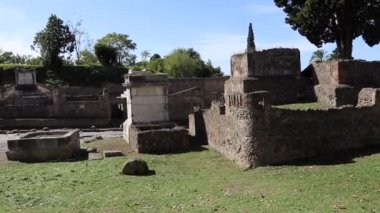 Pompeii, Campania, İtalya - 14 Ekim 2021: Pompeii Arkeoloji Parkı 'ndaki Porta Ercolano Necropolis' i Via delle Tombe