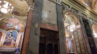 Pompeii, Campania, İtalya - 14 Ekim 2021: 19. yüzyılın sonlarına doğru Kutsanmış Bartolo Longo tarafından kurulan Pompei Kutsal Bakire Sığınağı