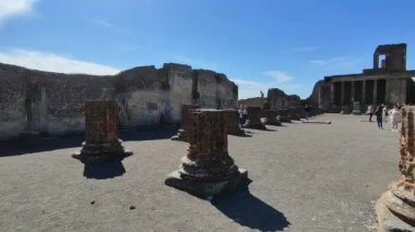 Pompeii, Campania, İtalya - 14 Ekim 2021: Forum 'un en görkemli binası olan Basilica' nın Pompeii Arkeoloji Parkı
