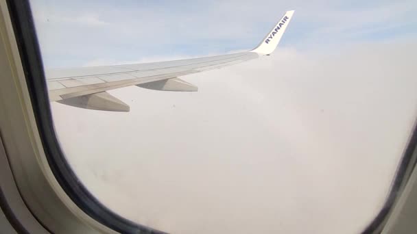 アイルランドのダブリン 2021年9月21日 離陸中の飛行機の窓からのパノラマそれが雲を出るとき — ストック動画