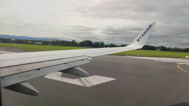 アイルランドのダブリン 2021年9月21日空港滑走路を走行中の飛行機の窓からのパノラマ — ストック動画