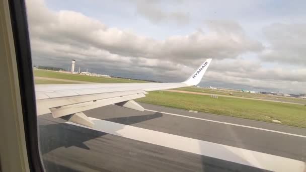 Dublin Irland September 2021 Panorama Aus Dem Flugzeugfenster Beim Rollen — Stockvideo