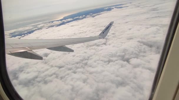 爱尔兰都柏林 2021年9月21日 从飞机窗口俯瞰云层上方的全景 — 图库视频影像
