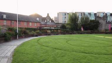 Dublin, İrlanda - 20 Eylül 2021 Dublin Kalesi 'nin parkındaki Dubh Linn Garden' ın genel görünümü