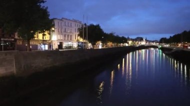 Dublin, İrlanda - 20 Eylül 2021: Liffey Nehri 'nin O' Connell Köprüsü 'nden güneş doğmadan önceki görüntüsü