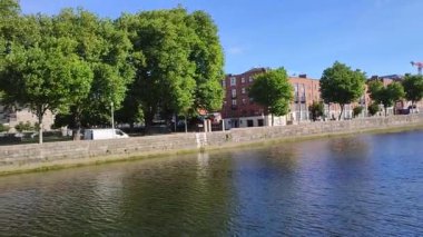 Dublin, İrlanda - 20 Eylül 2021: Croppies Acre Memorial Park 'ın genel görünümü, Victoria Quay' in Liffey nehri kıyısındaki isyanda ölenlerin anısına yapılan bir anıt parktır.