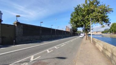 Dublin, İrlanda - 20 Eylül 2021: Victoria Quay 'deki Liffey Nehir Cephesi' ndeki Guinness fabrikalarının genel görünümü