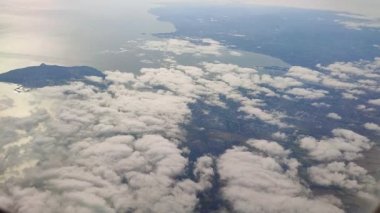 Dublin, İrlanda - 21 Eylül 2021: Kalkış yapan uçağın penceresinden kıyı manzarası