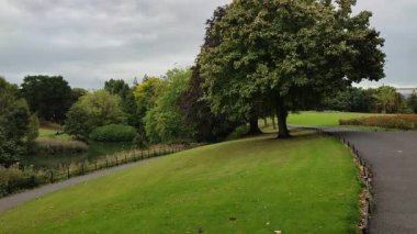 Dublin, İrlanda - 20 Eylül 2021 Saint James Phoenix Parkı 'nın garaj yolundan genel görünümü