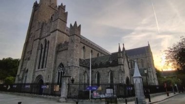 Dublin, İrlanda - 21 Eylül 2021: Şafak vakti Aziz Patrick Kilisesi 'nden Aziz Patrick' e ithaf edilen Gotik Katedralin Genel Görünümü
