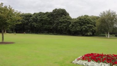 Dublin, İrlanda - 20 Eylül 2021 Saint James Phoenix Parkı 'nın garaj yolundan genel görünümü