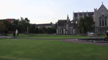 Dublin, İrlanda - 21 Eylül 2021: Şafakta Saint Patrick 's Park' tan Aziz Patrick 'e ithaf edilen Gotik Katedralin Genel Görünümü
